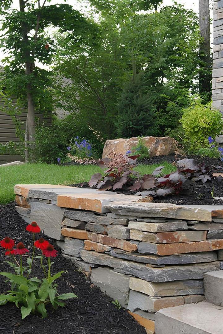 Conception de plans d’aménagement paysager pour les propriétés résidentielles et commerciales à Granby.